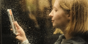 noia mirant el mobil